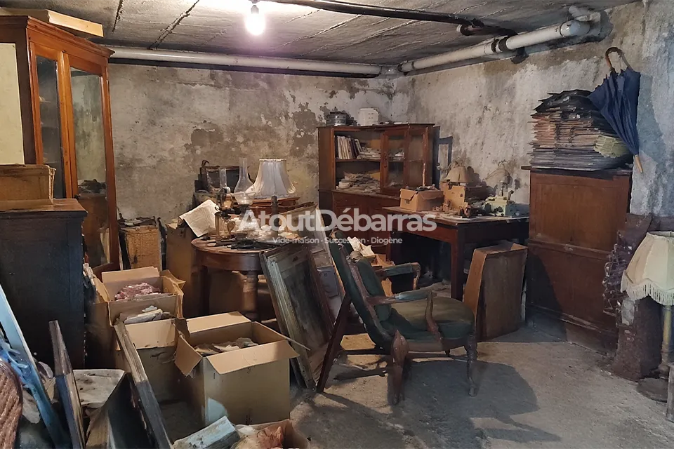 photo de débarras d'une cave avec des encombrants pour vide dans une maison dans l'Oise